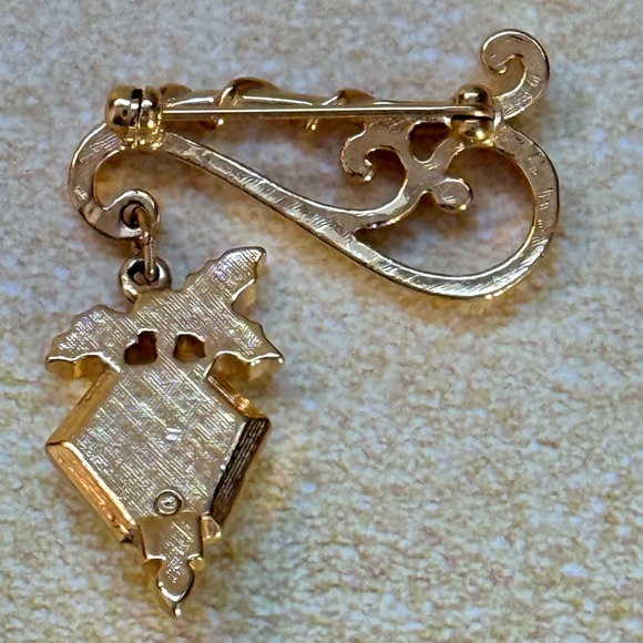 VINTAGE Pin Holiday Moving Light with Holly Clear Gem Polished Gold - Picture 3 of 5